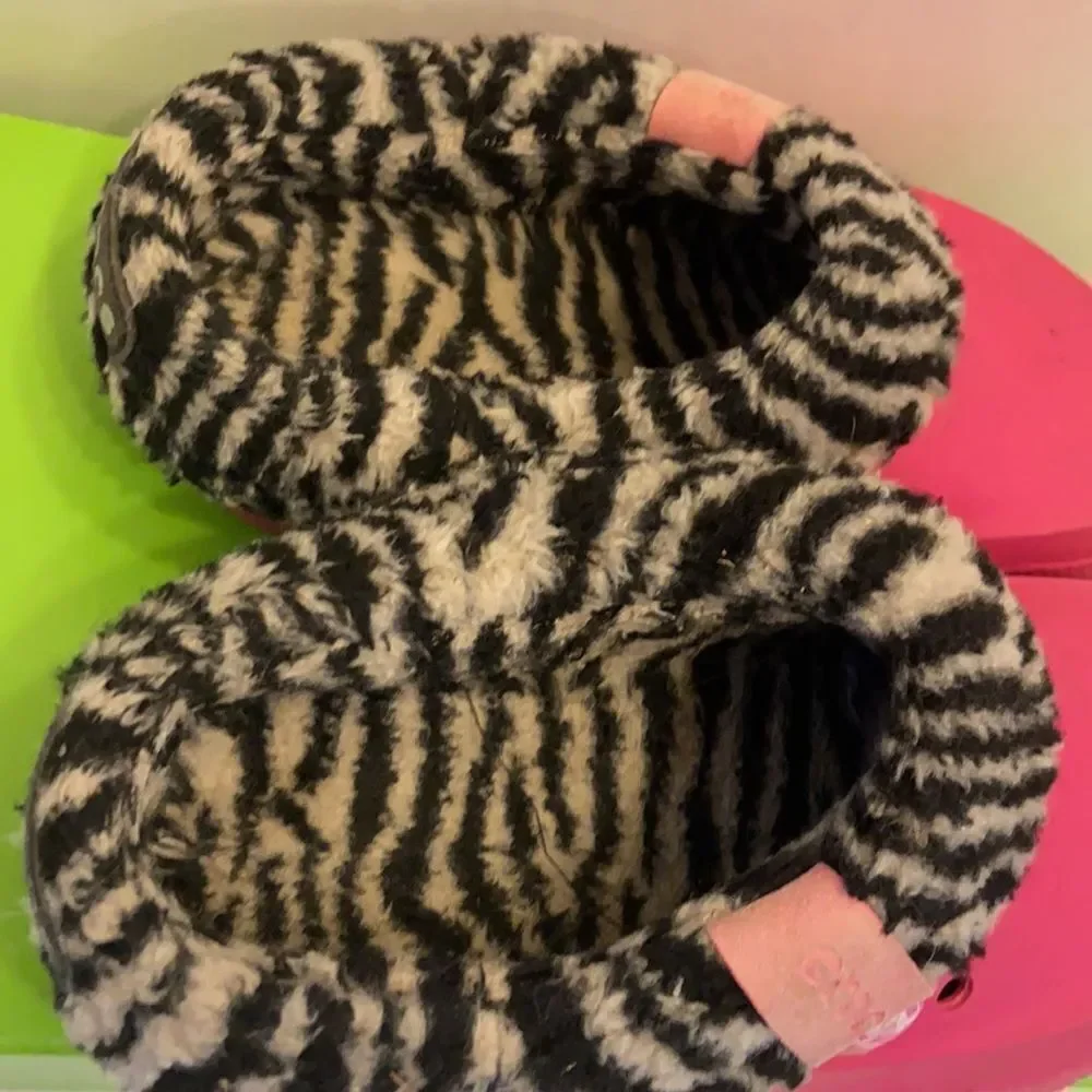 Crocs youth j3 pink with‎ animal print fur
